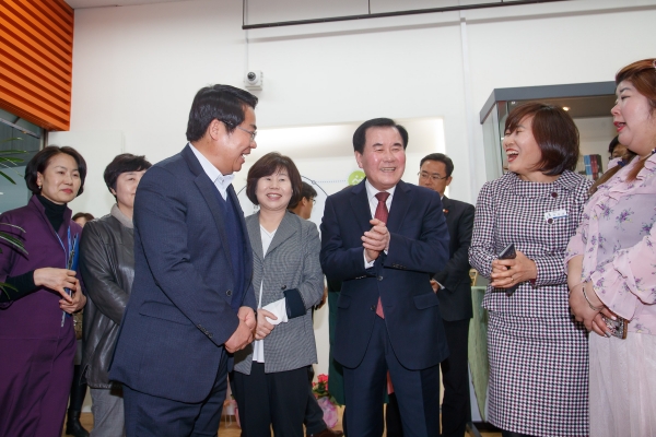 아산에듀팩토리(행복교육센터) 개소식에서 김영애의장과 김지철 충남교육감과 담소를 나누는 오 시장