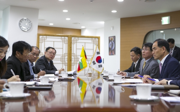 농어촌공사 김인식 사장(맨 오른쪽)은 미얀마 농축산관개부 라쬬 차관(왼쪽에서 2번째)과 상호협력 방안을 논의다