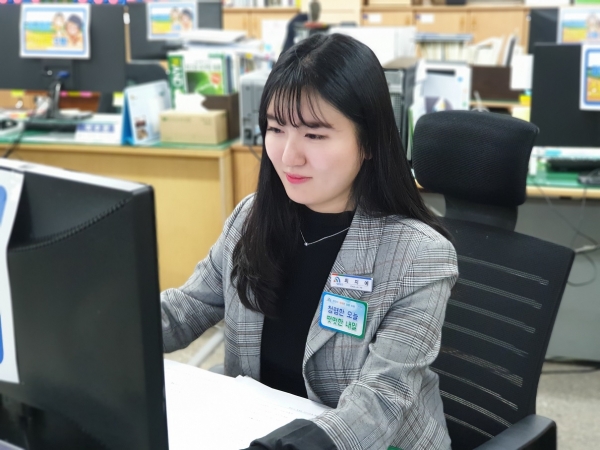 비래동 직원들이 청렴명찰을 하고 근무하는 모습