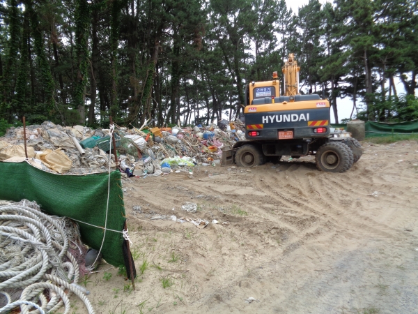 해양쓰레기 수거 장면