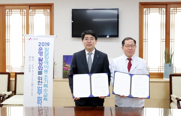 맹정호 서산시장과 김영완 서산의료원장이 협약체결 후 기념촬영