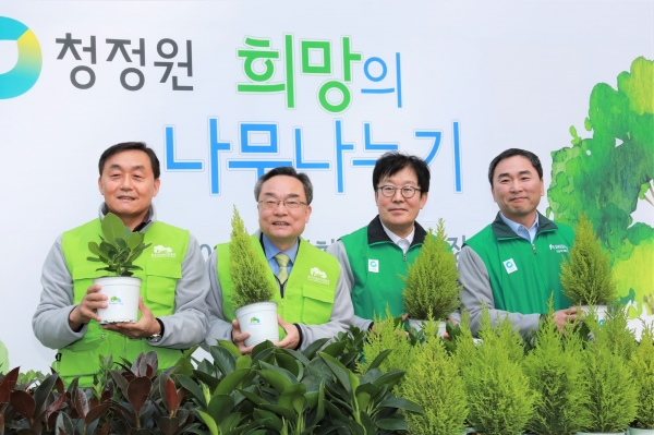 윤영균(좌측 두 번쨰) 한국산림복지진흥원장이 26일 서울 청계광장에서 열린 2019 희망의 나무나누기 행사에서 임정배(맨 우측)  대상(주) 대표이사 등 관계자들과 기념촬영