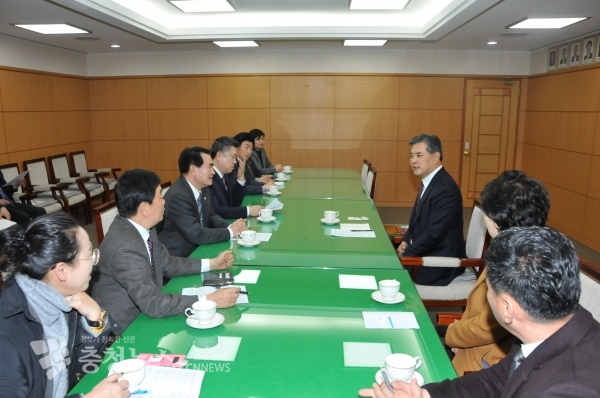 박영순 대전시 정무부시장(우)과 중구의원들이 간담회를 하고 있다.