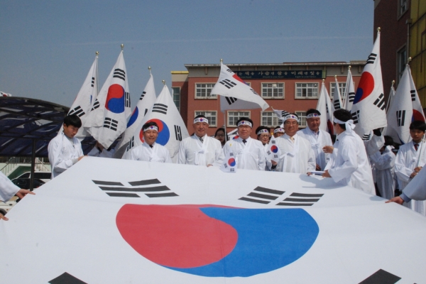 지난해 4.4독립만세운동 재연행사에 참여한 시민들이 태극기 행진을 하고 있다.