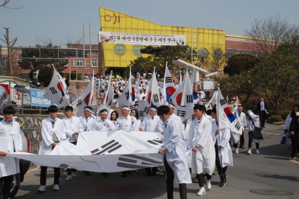 지난해 4.4독립만세운동 재연행사에 참여한 시민들이 태극기 행진을 하고 있다.