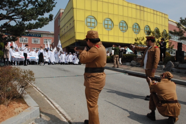 지난해 4.4독립만세운동 재연행사에 참여한 시민들이 태극기 행진을 하고 있다.