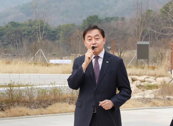 염종호 한국산림복지진흥원 사무처장이 27일 세종시 연기면 세종리 92번지 무궁화테마공원에서 열린 '행복도시 무궁화유아숲체험원 개원식'에서  인사말을 하고 있다