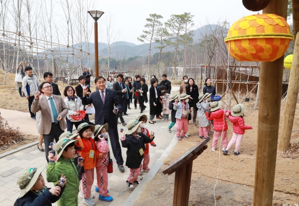 염종호(좌측 세 번째) 한국산림복지진흥원 사무처장이 27일 세종시 연기면 세종리 92번지 무궁화테마공원에서 열린 '행복도시 무궁화유아숲체험원 개원식'에서 유아들과 박터트리기 이벤트를 하고 있다