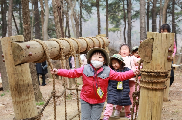 세종시 소재 어린이집 유아들이 27일 세종시 연기면 세종리 92번지 무궁화테마공원에서 열린 '행복도시 무궁화유아숲체험원 개원식'에서 숲체험을 하고 있다