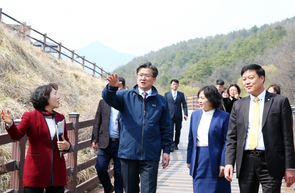 정용래 유성구청장이 27일 덕명교 인근에서 산책로 안전에 대한 현장행정을 펼치고 있다.