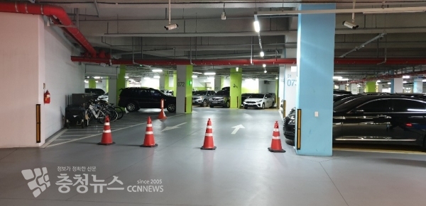 행사 차량의 주차를 위해 막아 놓은 모습.