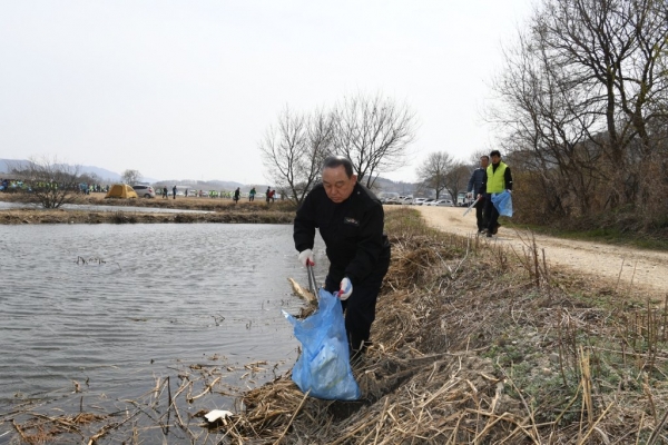 2019 새봄맞이 국토대청결운동에 참가한 황선봉 예산군수 모습