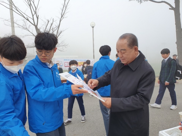 예산군청소년참여위원회 아침밥 먹기 캠페인에서 황선봉 군수가 학생들에게 아침밥의 중요성을 설명하는 모습