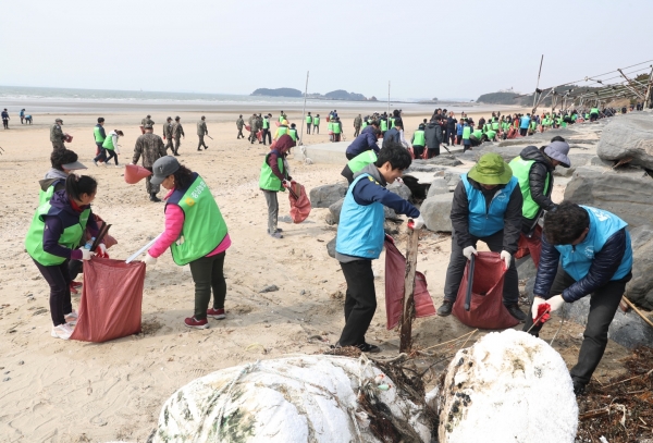 보령 소황사구 바다지킴이 발대식 및 연안대청소 행사 장면