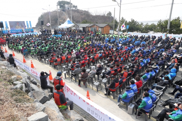 보령 소황사구 바다지킴이 발대식 및 연안대청소 행사 장면