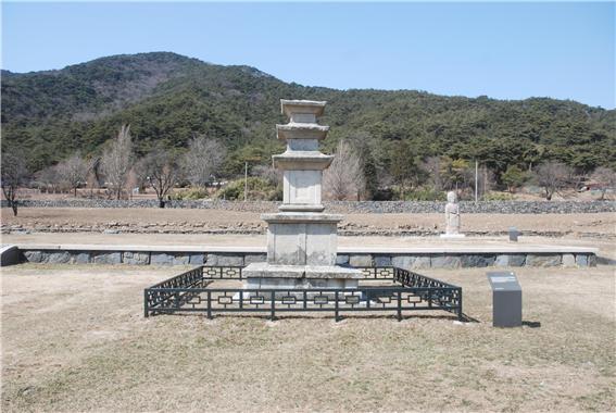 성주사지 동삼층석탐(남에서)