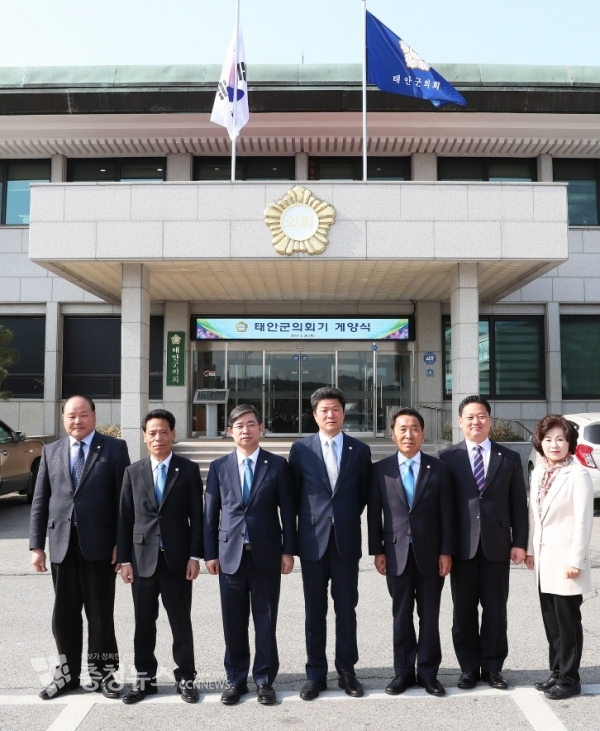 28일 태안군의회 청사 앞에서 열린 의회기 게양식 모습