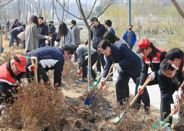 식목일 나무심기 행사에 참여한 장종태 구청장과 직원들
