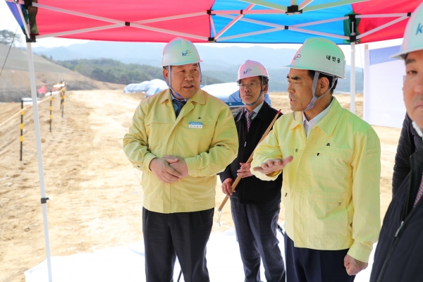 전남 곡성 원등지구 다목적 농촌용수개발 현장에서 공사 김인식 사장(오른쪽에서 두번째)