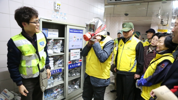 28일 도시철도 안전체험열차 교관이 어르신들에게 화재마스크 착용법을 설명하고 있다.