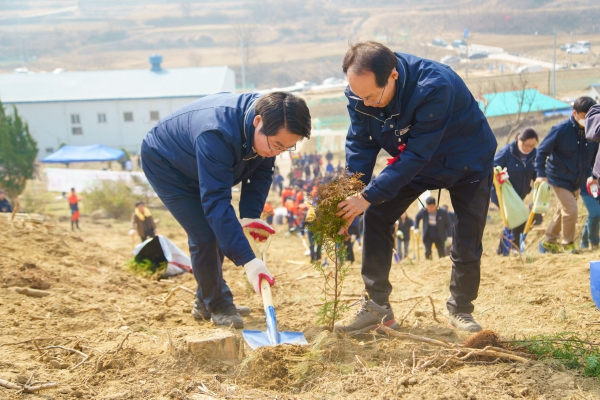 제74회 식목일 기념 나무심기 행사에 참가 나무를 심는 오시장 모습