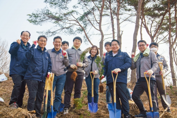 제74회 식목일 기념 나무심기 행사에 참석한 직원들