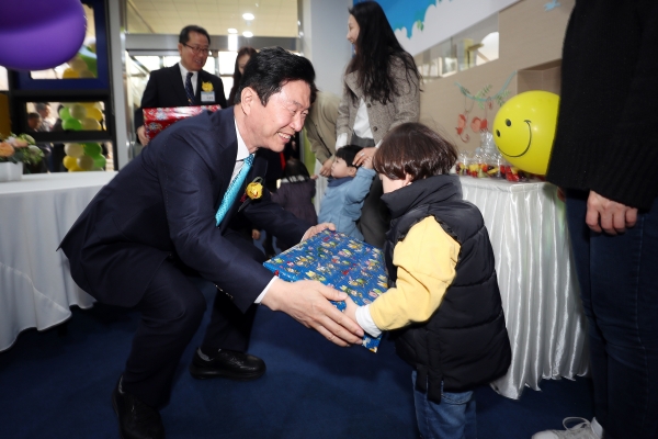 한국철도시설공단 김상균 이사장이 평내호평 어린이집을 이용하는 원아에게 선물을 증정했다.