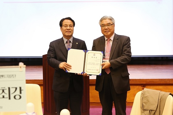 한남대 이덕훈 총장이 입시멘토 자문단 대표 정민량 위원장에게 위촉장을 전달하고 있다. ﻿