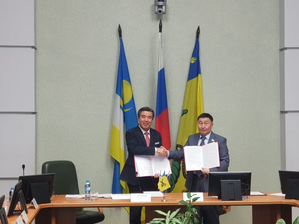 러시아 울란우데시와 문화관광교류 양해각서 체결 장면.