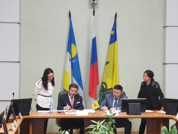 러시아 울란우데시와 문화관광교류 양해각서 체결 장면.