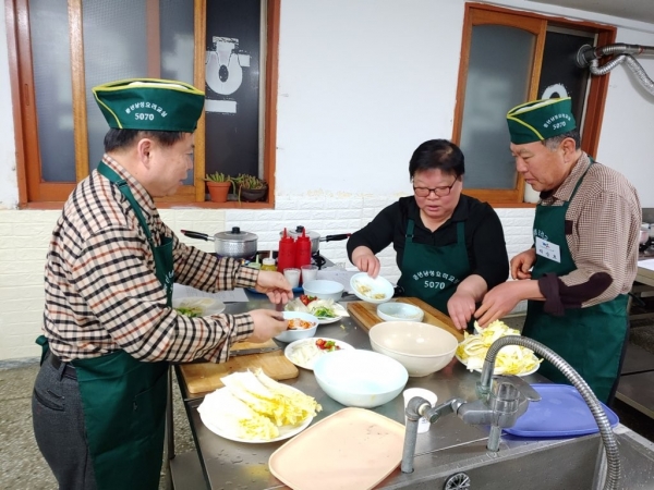 중년남성 요리교실 운영 장면