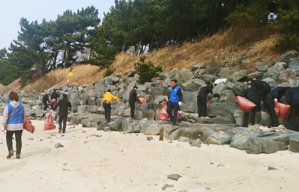 서산시, 바다지킴이 발대식 및 연안대청소 행사 진행 모습
