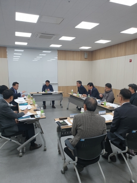 유지원 아산시 기획경제국장 주재로 아산시와 유관기관 관계자들로 구성된 자동차부품산업 활력제고를 위한 T/F 회의가 열리고 있는 모습