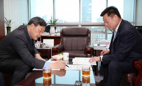 이규희 국토교통위원회 위원을 방문한 가세로 태안군수 모습