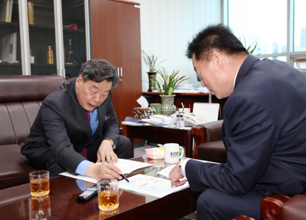 이규희 국토교통위원회 위원을 방문한 가세로 태안군수 모습