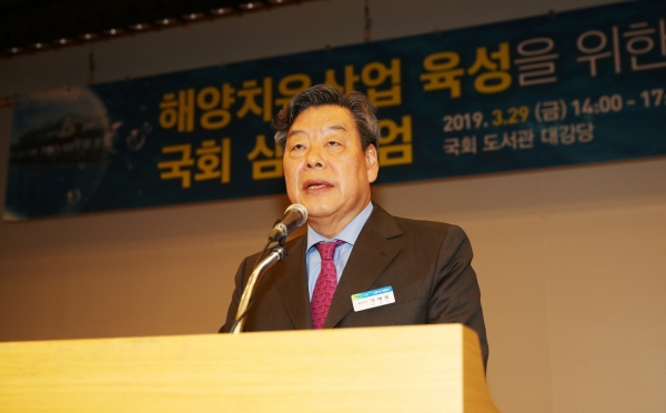 ‘해양치유산업 육성을 위한 국회 심포지엄’ 기념 사진 촬영 모습