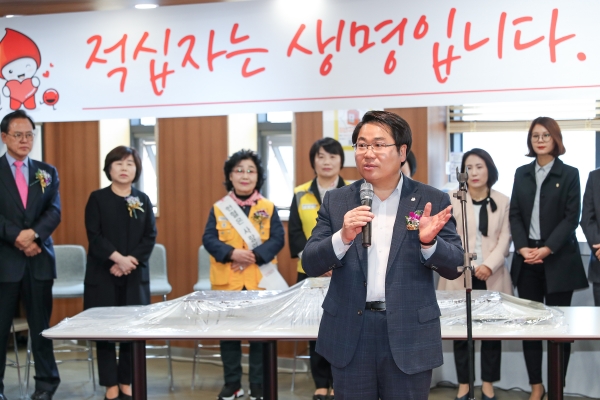 헌혈의집 아산센터 개소식에서 축사를 하고 있는 오세현 아산시장