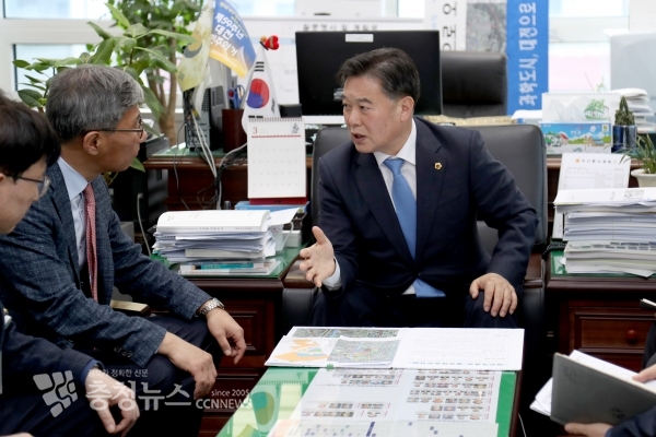 남진근 대전시의원이 대전시 관계자들과 긴급 간담회를 열고 향후 대책을 논의하고 있다.