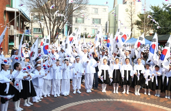 29일 오후 유성시장 장터공원에서 정용래 유성구청장이 구민 350여 명과 함께 1919년 3월에 전개된 유성장터 만세운동을 재현