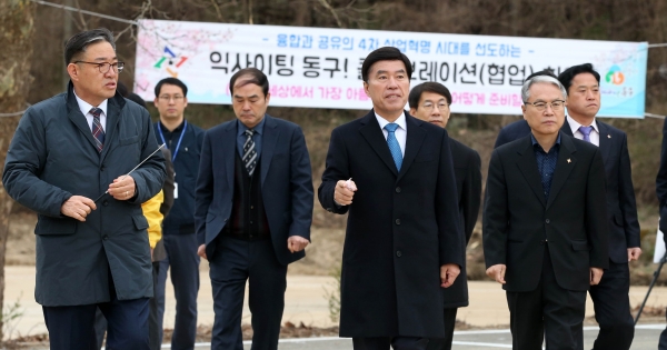 왼쪽부터 권태웅 관광문화체육과장, 황인호 구청장, 임근창 부구청장