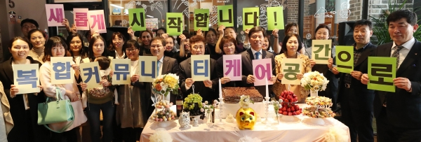 “니”글자부터 김형남 동구청 경제과장, 박황순 중앙시장활성화구역 상인회 회장, 류은덕 마을살림공작소 대표, 황인호 구청장, 이나영 동구의회 의장, 전기수 동구 다문화가족지원센터장, 박노승 동구청 생활지원국장