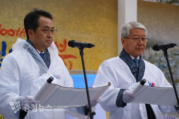 독립선언서 낭독하는 서금택 의장(우)​