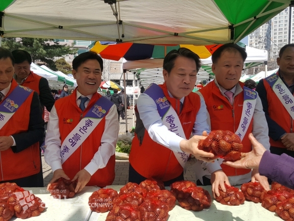 조소행 충남농협본부장과 박정현 부여군수 등이 부여지역 농산물을 홍보하며 무료나눔 행사를 펼치고 있다