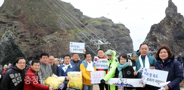 서산시의회 의원과 직원들이 독도 방문해 독도경비대 관계자에게 위문품 전달