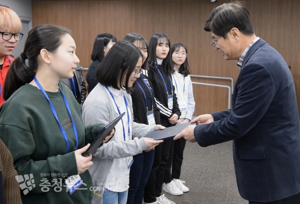 아동·청소년참여위원회 위원을 위촉하는 이춘희 세종시장 / 충청뉴스 최형순 기자