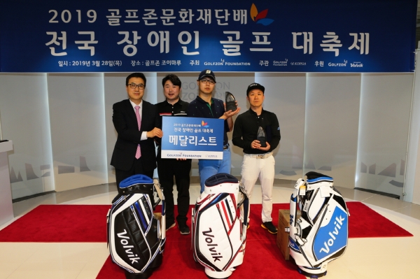 스크린대회_(왼쪽부터) 골프존 박기원 대표이사, 참가자 이정표, 조원기, 이경훈