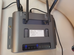 공공장소 벽면에 설치된 공공와이파이 모습