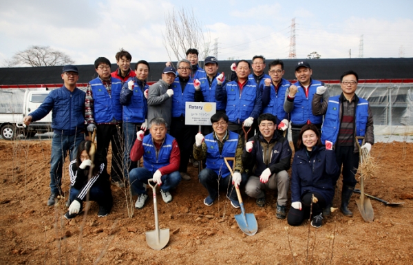 맹정호 서산시장과 충서로타리클럽 회원들이 기념촬영하고 있다.