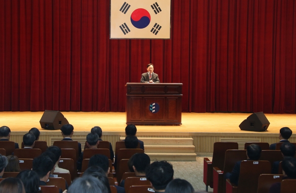 4월 월례조회를 하고 있는 설동호 교육감