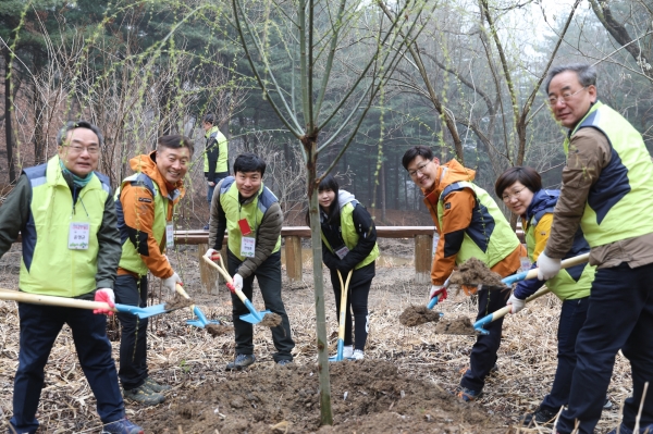 윤영균(맨 좌측) 한국산림복지진흥원장이 최근 경기 양평군 양동면 국립하늘숲추모원에서 열린 '제74회 식목일 기념 나무심기행사'에서 진흥원, KEB하나은행 임직원들과 기념 식수를 하고 있다